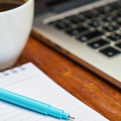 koffie laptop schrijven eindredacteur